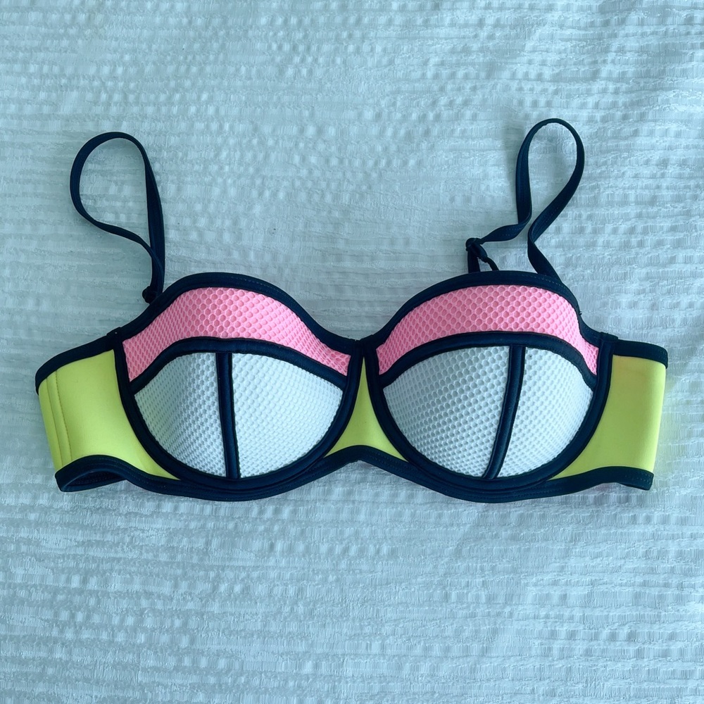 Triangl Swim Top Size Large